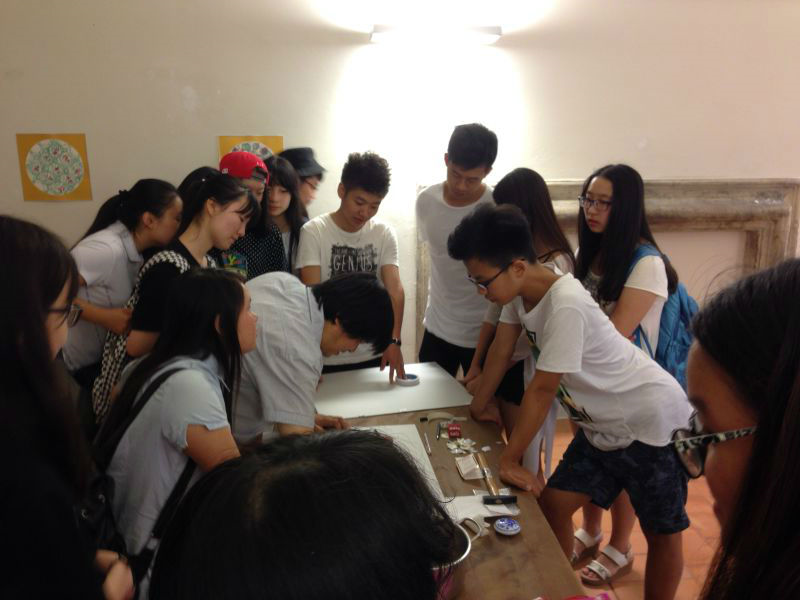 罗马实习小组师生举办展览.png