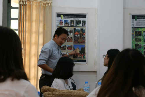 与学生交流.jpg